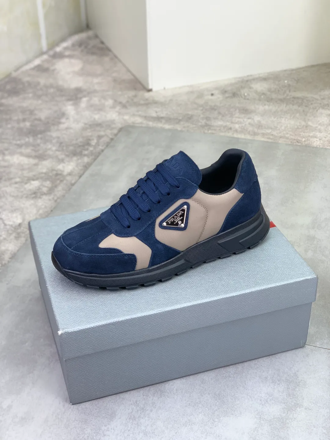 Men's shoes P560 💰 [New style] popular models are on the official website, 🆘 The trendy brand (Prada) mainly promotes popular models, avant-garde and versatile fashionable men's shoes private version mold opening, cowhide surface splicing 1:1.. Fashionable and simple, original imported cowhide lining cowhide feet; the atmosphere and personality are more fashionable, eye-catching and pursuing class. It will subvert the old ideas and be a must-have for fashionistas who want to spend time with you! Must keep it! Tall and comfortable, large and low, high-end quality workmanship. Code number: 38-44 (45 customized) 5️⃣ colors available.